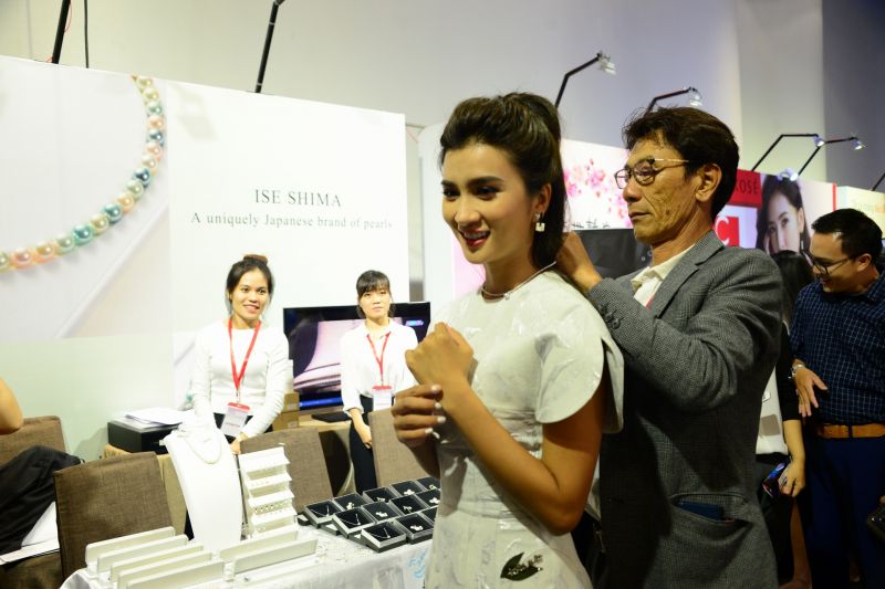 田辺さんが女優のKim Tuyenさんにベビー真珠のジュエリーを贈呈